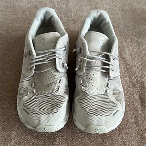 Women's Cloud 5 White & Beige On United States On Running Light Gray Sneakers
